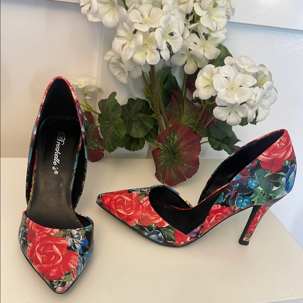Breckelles Women's Floral Heels - Red and Blue